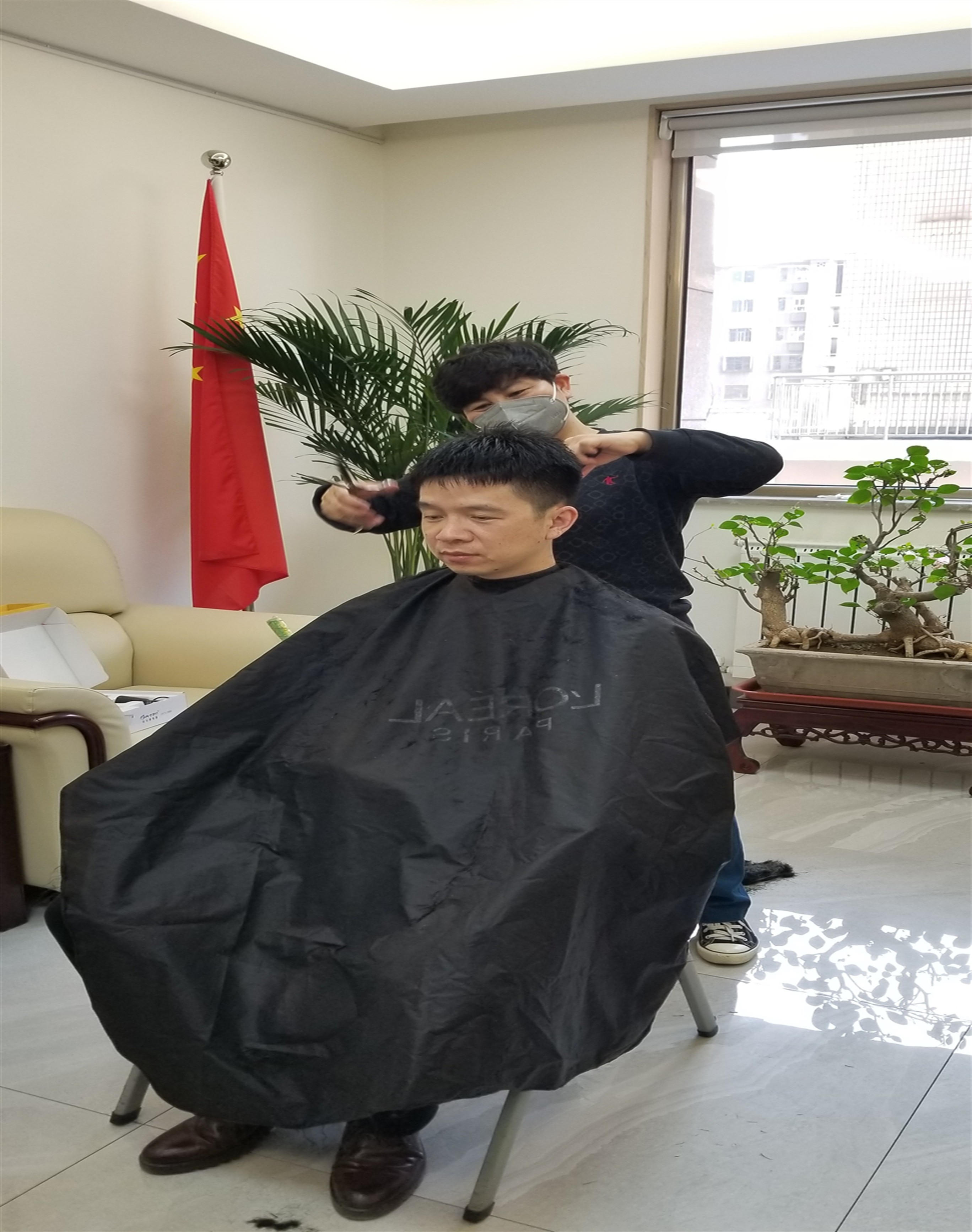 暖心！疫情期間我們的“最美理發(fā)師”